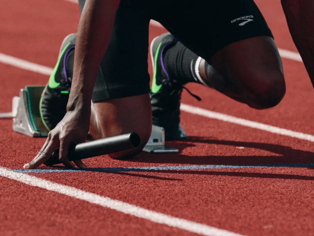 Atleta ai blocchi di partenza su una pista di atletica