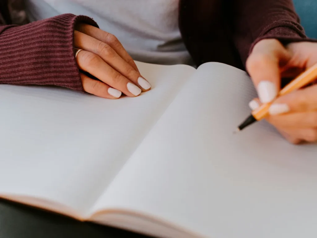 Persona riflette e scrive su un quaderno
