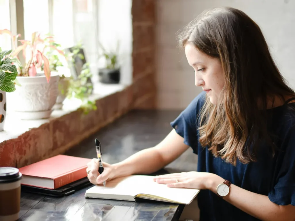 Persona riflette e scrive su un quaderno