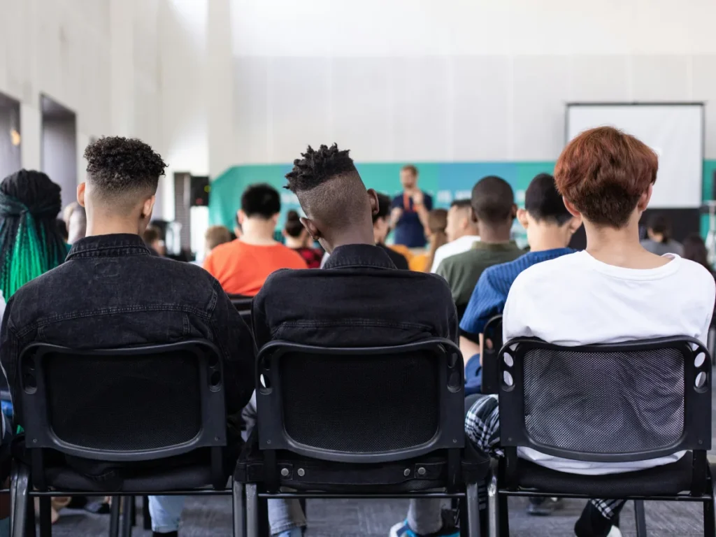 Studenti partecipano a un incontro in ambito scolastico